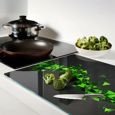 Schneidebrett mit grünem Dreiecksmuster auf schwarzem Hintergrund