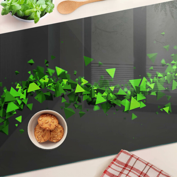 Schneidebrett mit grünem Dreiecksmuster auf schwarzem Hintergrund