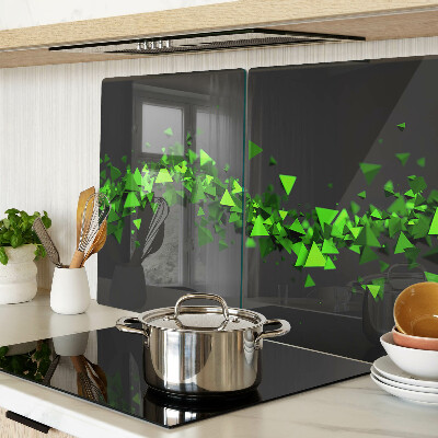 Schneidebrett mit grünem Dreiecksmuster auf schwarzem Hintergrund