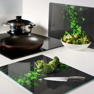 Schneidebrett mit grünem Dreiecksmuster auf schwarzem Hintergrund