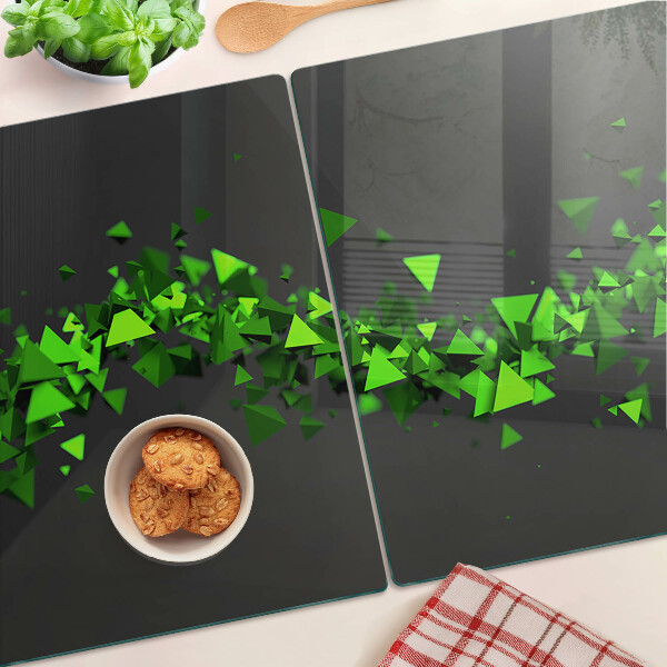 Schneidebrett mit grünem Dreiecksmuster auf schwarzem Hintergrund
