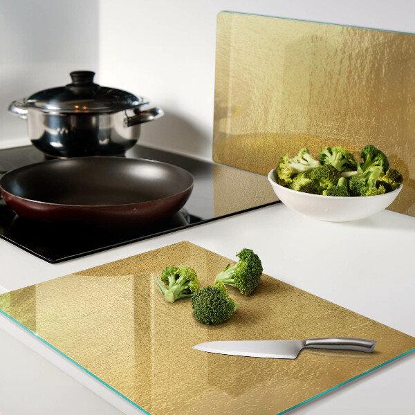 Glas-Schneidebrett mit goldfarbener, spiegelnder Oberfläche