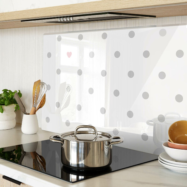 Schneidebrett mit Punkten und einem Herzmotiv