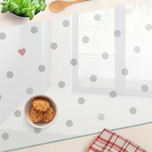 Schneidebrett mit Punkten und einem Herzmotiv