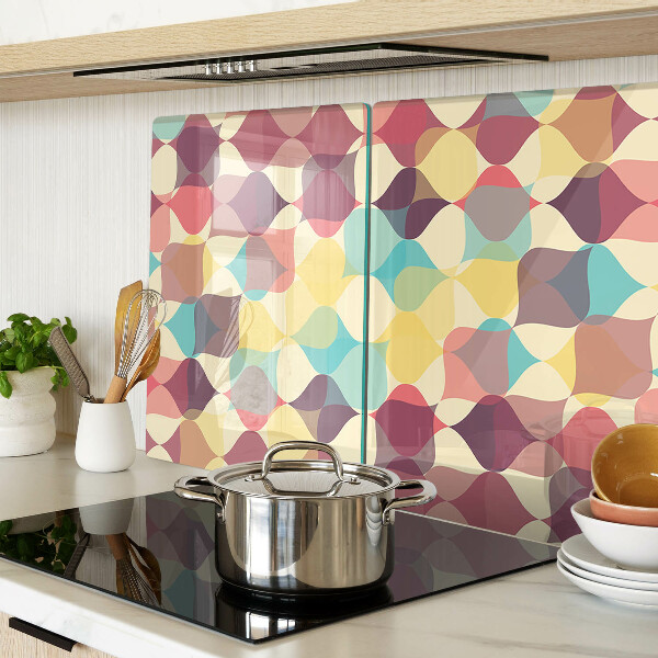 Schneidebrett mit einem geometrischen Muster aus farbigen Kreisen