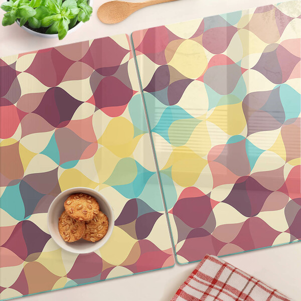 Schneidebrett mit einem geometrischen Muster aus farbigen Kreisen