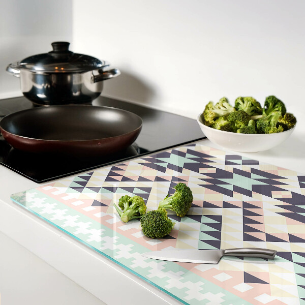 Schneidebrett mit geometrischem Motiv in Pastellfarben