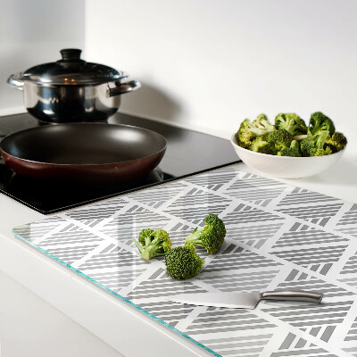 Schneidebrett mit geometrischem Muster in Grautönen