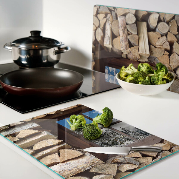 Glas-Schneidebrett mit Motiv einer Winterlandschaft, sichtbar durch ein Fenster