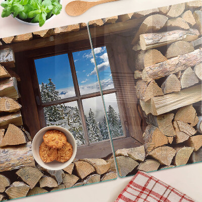 Glas-Schneidebrett mit Motiv einer Winterlandschaft, sichtbar durch ein Fenster