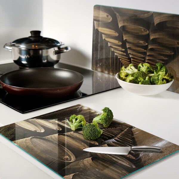 Glas Schneidebrett mit Motiv einer Innenansicht eines Weinguts mit Fässern