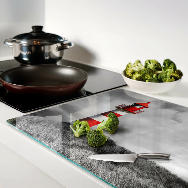 Schneidebrett mit Motiv eines Leuchtturms in einer Landschaft