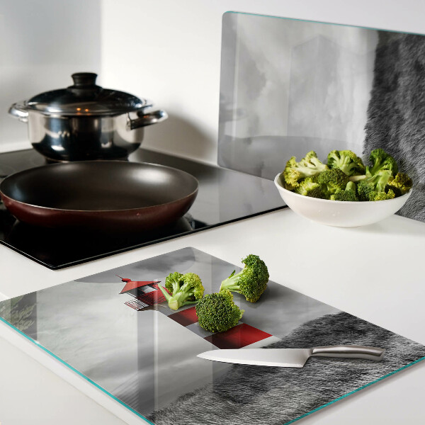 Schneidebrett mit Motiv eines Leuchtturms in einer Landschaft