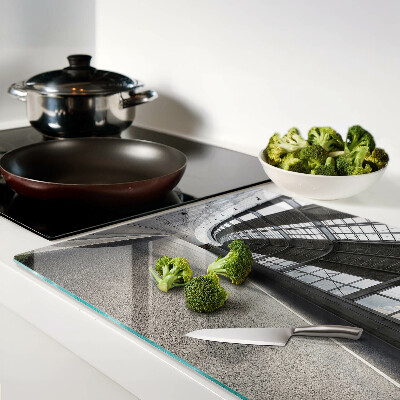 Glas Schneidebrett mit modernem Architektur- und Geometriemotiv