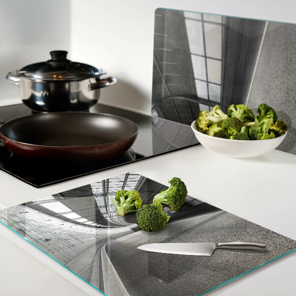 Glas Schneidebrett mit modernem Architektur- und Geometriemotiv