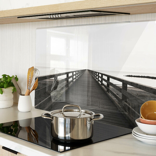 Schneidebrett Holzbrücke über das Wasser