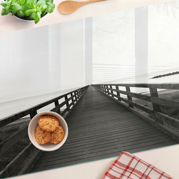 Schneidebrett mit Holzgriff in Form einer Brücke über dem Wasser