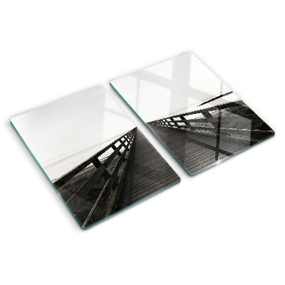 Schneidebrett mit Holzgriff in Form einer Brücke über dem Wasser