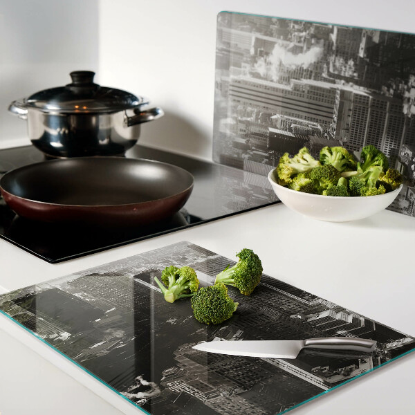 Glas-Schneidebrett mit Panorama der Stadt in Schwarz-Weiß-Tönen