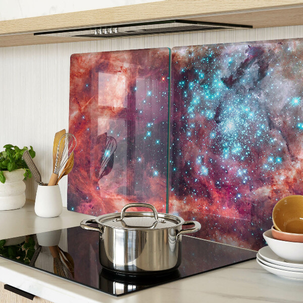 Schneidebrett mit Motiv einer kosmischen Landschaft und Sternen