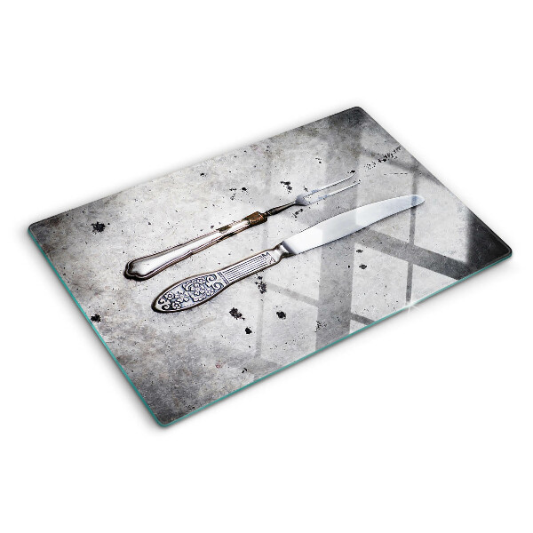 Schneidebrett mit Besteckmotiv auf Betongrund