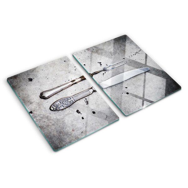 Schneidebrett mit Besteckmotiv auf Betongrund