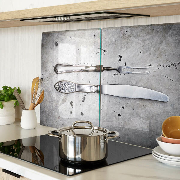 Schneidebrett Besteck auf Betongrund