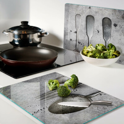 Schneidebrett Glas mit Besteckmotiv auf Betongrund
