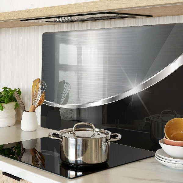 Glas-Schneidebrett mit metallischem Glanz und reflektierender Oberfläche