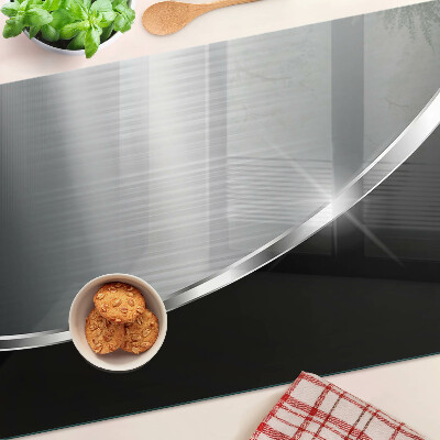 Glas-Schneidebrett mit metallischem Glanz und reflektierender Oberfläche