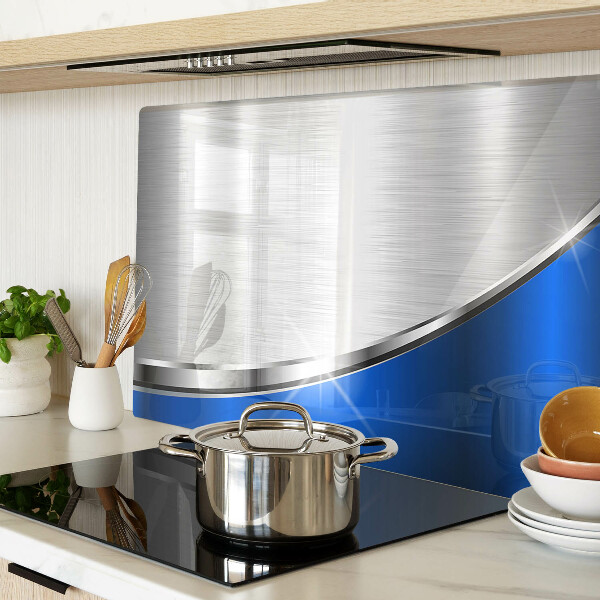 Schneidebrett mit metallischem Muster und blauen Akzenten