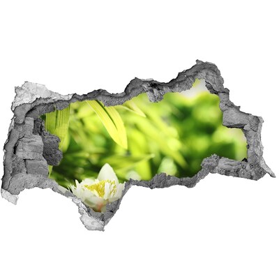 Mauerdurchbruch Aufkleber Eine Blume in einem grünen Garten