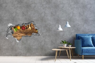 Mauerdurchbruch Aufkleber Küchengewürze auf einer hölzernen Arbeitsplatte