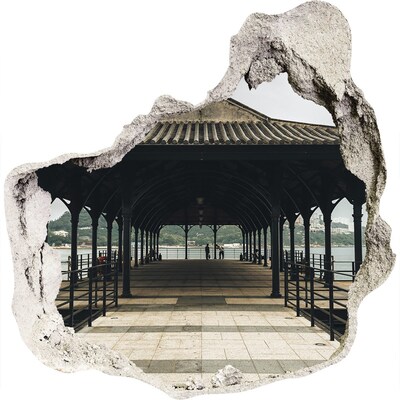 Wandfolien Loch in der Wand Blick auf den Pier über das Wasser