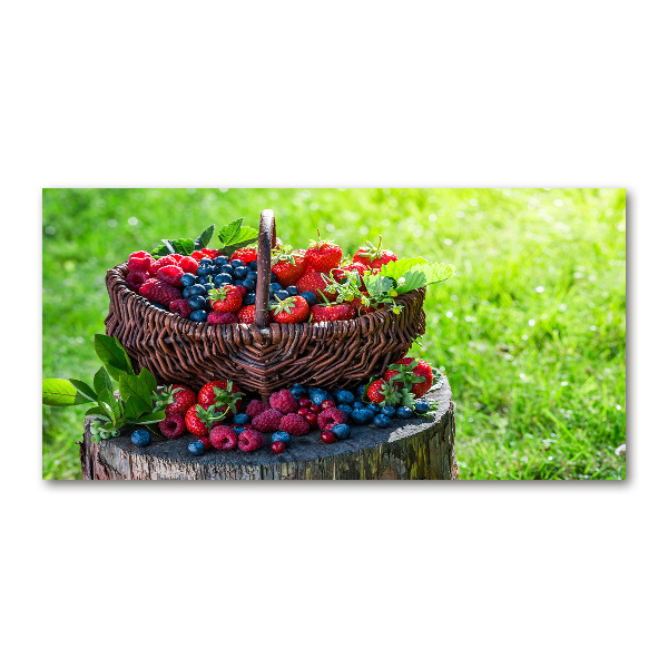 Glasbild Ein Korb mit Waldfrüchten