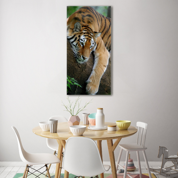 Glasbild vertikales Tiger auf einem Baum