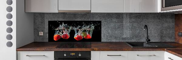 Glasrückwand für die küche Erdbeeren unter Wasser