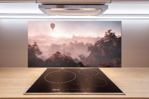 Glasrückwand für die küche Ballonfahrt über dem Wald