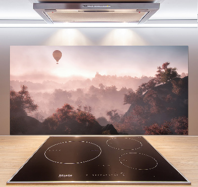 Glasrückwand für die küche Ballonfahrt über dem Wald
