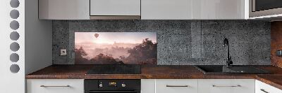 Glasrückwand für die küche Ballonfahrt über dem Wald