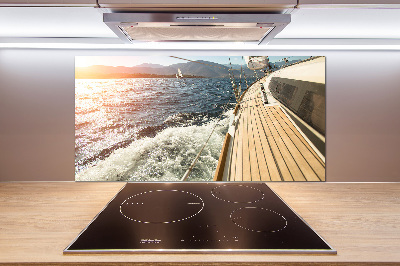 Glasrückwand für die küche Ein Segelboot auf See