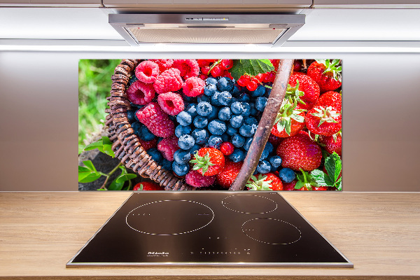 Küchen wandpaneel Ein Korb mit Waldfrüchten