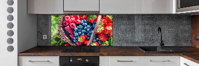 Küchen wandpaneel Ein Korb mit Waldfrüchten