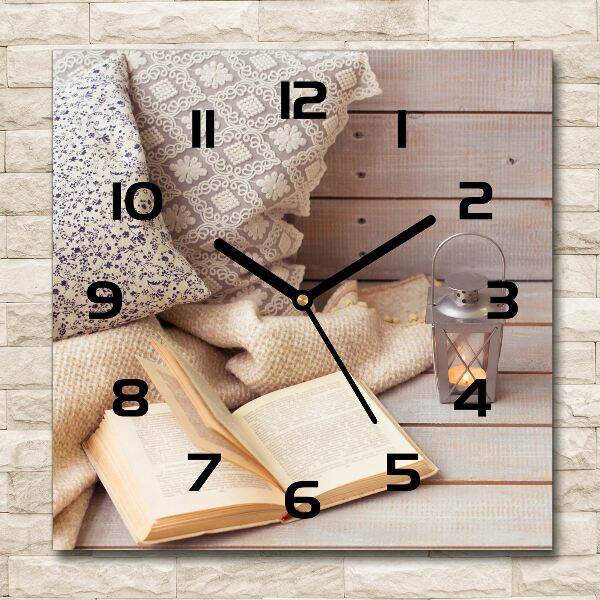 Wanduhr quadratisch Entspannung mit einem Buch