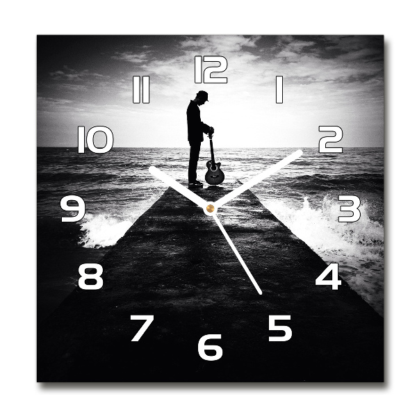 Wanduhr modern quadratisch Gitarrist auf dem Pier