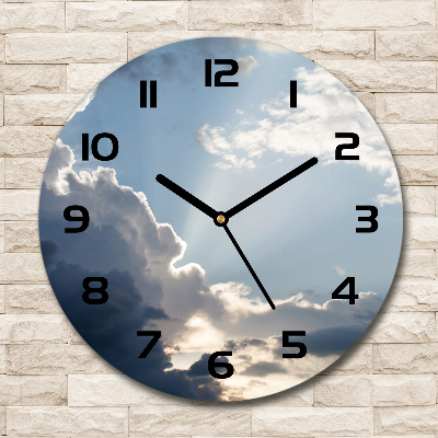 Wanduhr rund Wolken am Himmel
