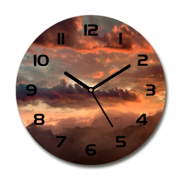 Wanduhr rund Sonnenuntergang in den Bergen
