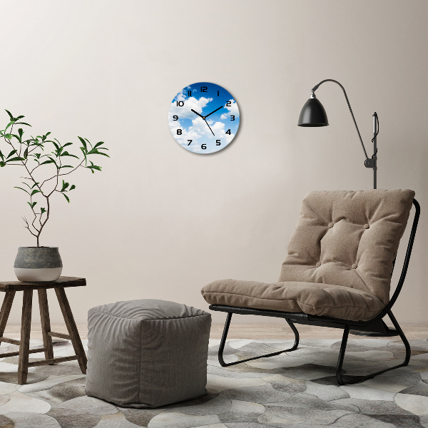 Wanduhr rund Wolken am Himmel