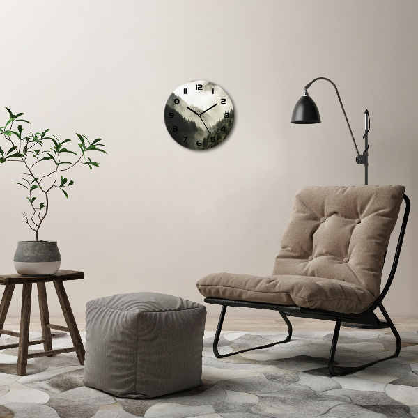 Wanduhr rund Nebel über dem Wald