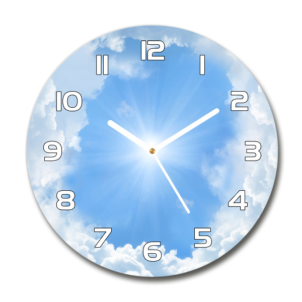 Wanduhr rund Wolken am Himmel